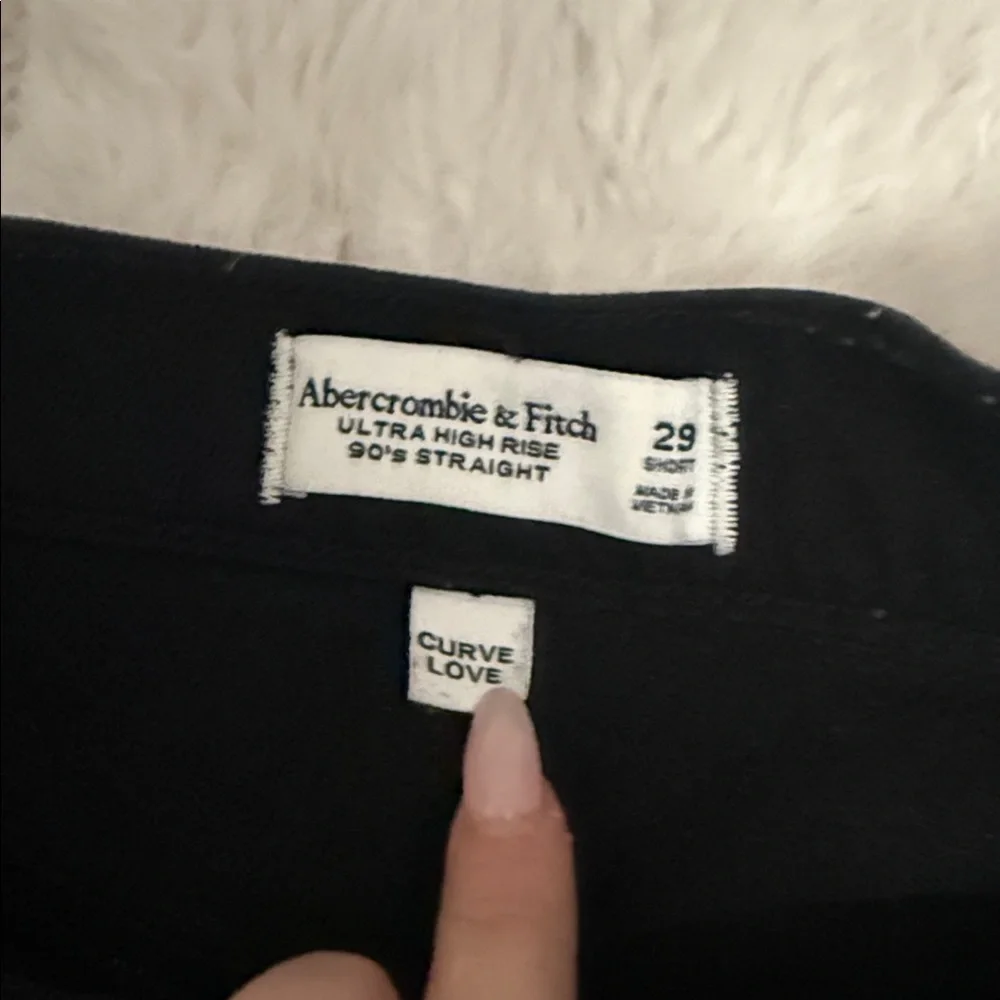 Abercrombie & Fitch - Picture 4 of 5